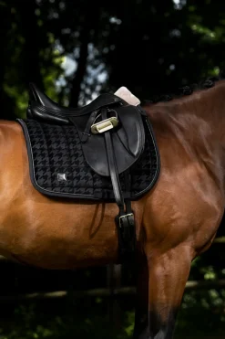 eskadron Tapis De Selle De Dressage Essence 22/23 Velours Estampille Black Hot