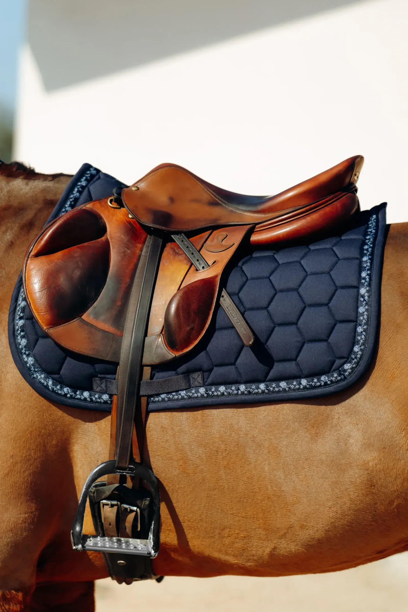 horze Tapis De Selle Mixte Kaitlin Avec Passepoil Fleuri Bleu Fonce Peacoat Clearance